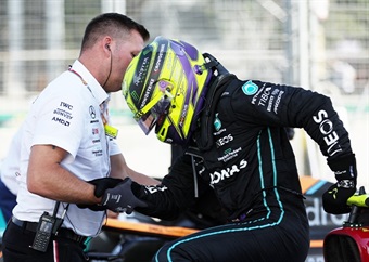 Former F1 drivers say Hamilton's Baku back pain was prearranged, theatrical, and an act