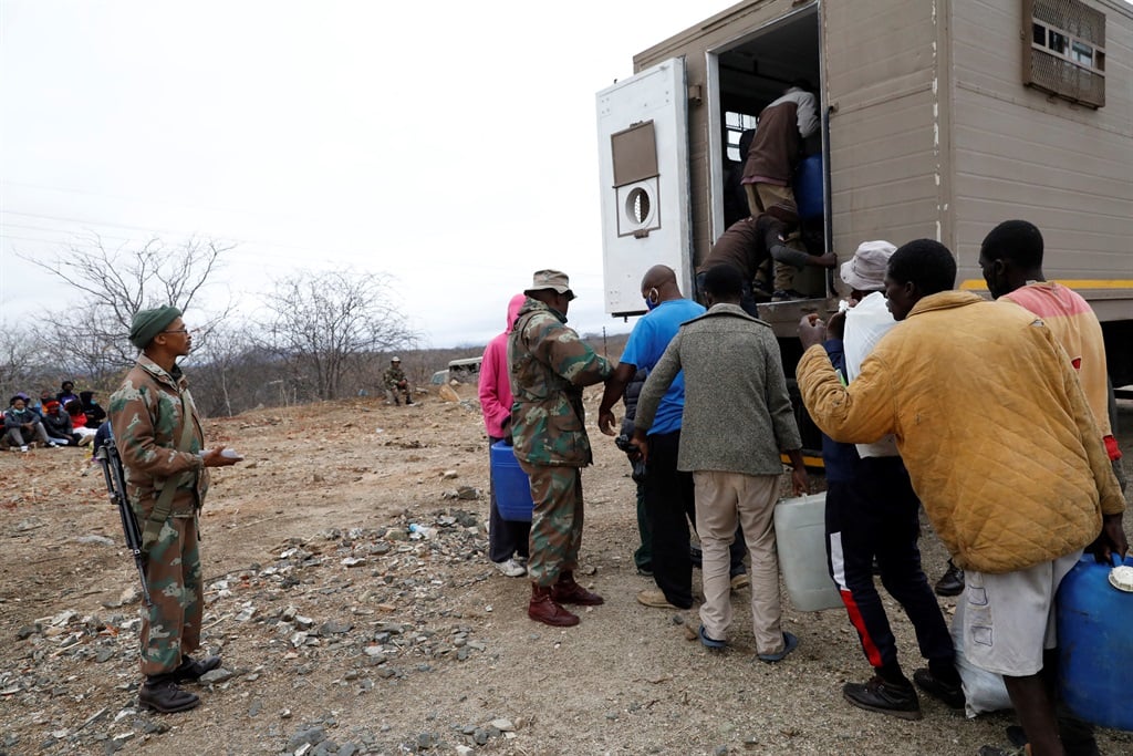 Zimbabweans at the Bietbridge border.