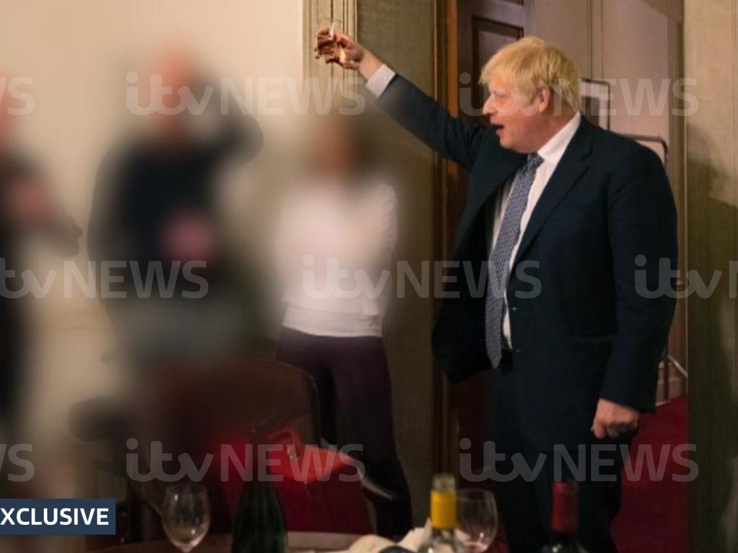 Boris Johnson, İngiltere'nin kilitlenmelerinden biri sırasında atılan kısımda kadeh kaldırıyor.  ITV Haberleri