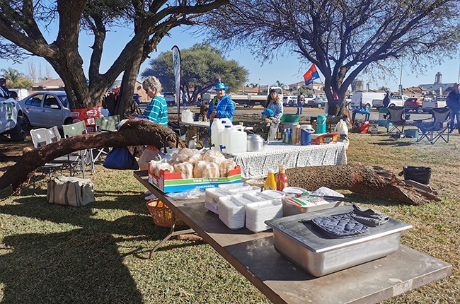 Fans at Griqua Park getting their breakfast ready 