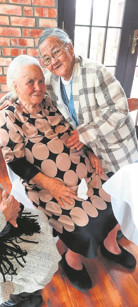 Louisa Loots (97) en Minnie Moultrie (90) is twee susters wat ‘n totaal van 187 lewensjare deel.                  Foto:VERSKAF