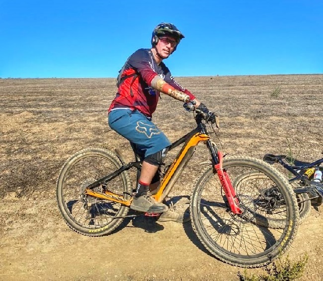 Road bike handlebars felt too weird. Dennis felt right at home, on a mountain bike. (Photo: R24)