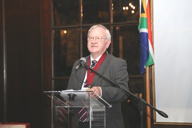 Dr. Gideon Brückner by die toekenning van die medalje in Kaapstad. Foto: Verskaf 