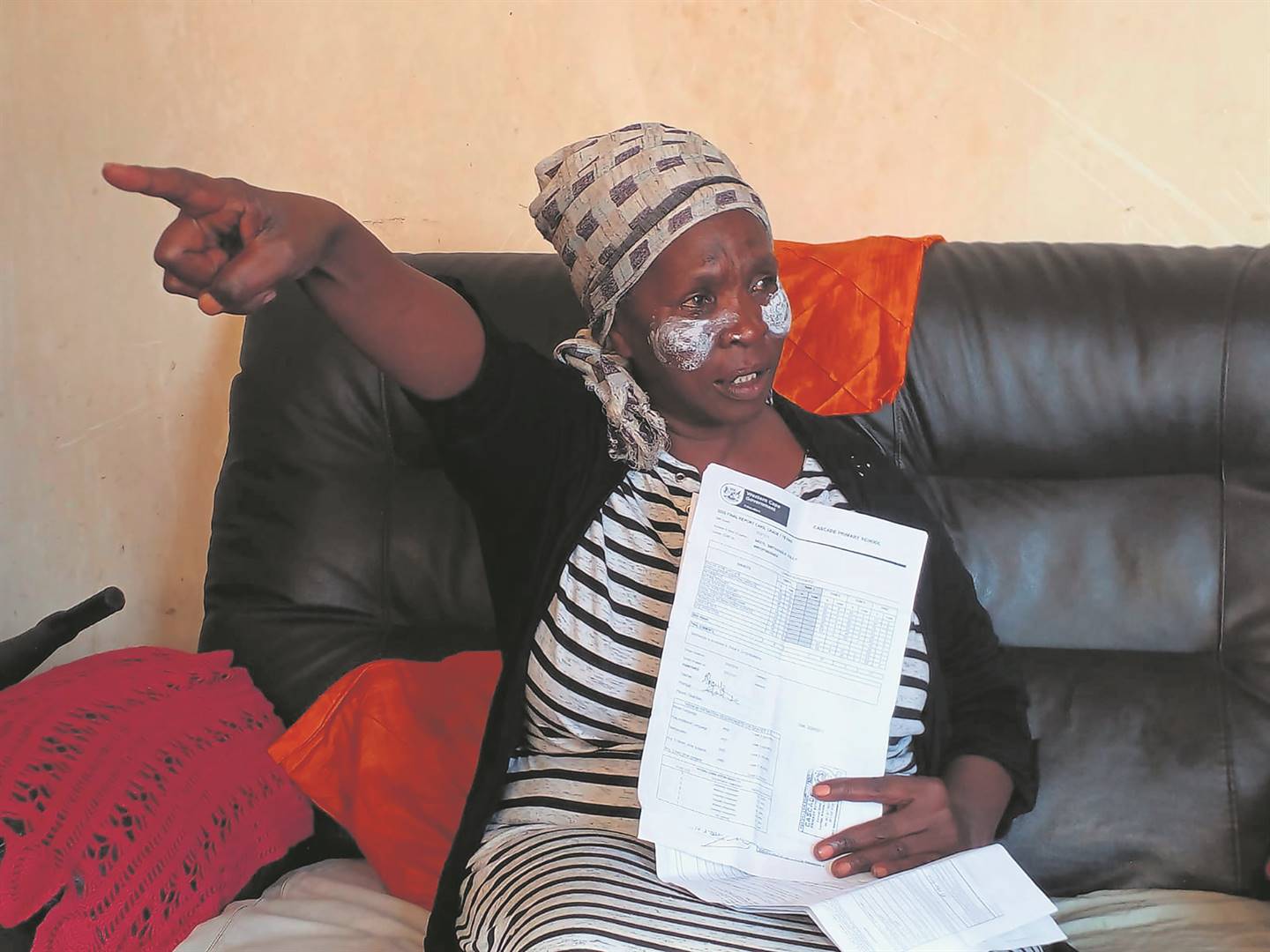 Gogo Beauty Sikeyi can’t stop thanking God and Daily Sun for helping her grandchildren.      Photo by Lulekwa Mbadamane