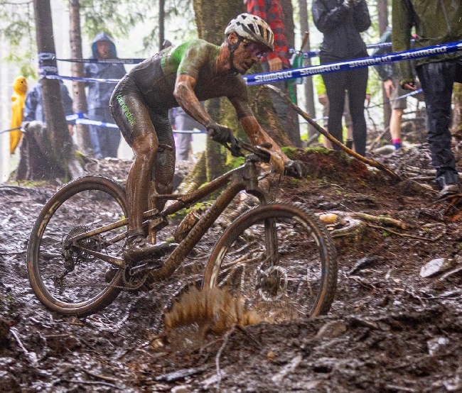 The squish of mud and water from under Alan Hatherly’s front wheel, is telling. (Photo: @mmondini_photo)