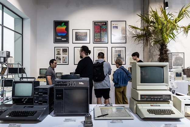 İnsanlar Savaşlarda yeni açılan Apple Müzesi'ni ziyaret ediyor