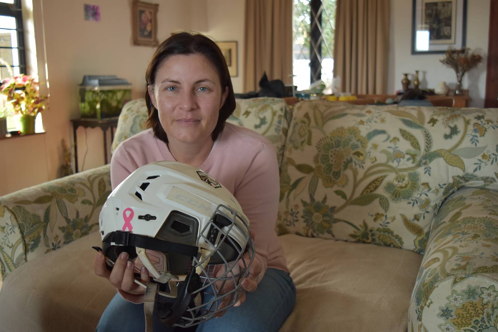 Kelley Wilson wys haar yshokkie-helm met die pienk kankerstrik op wat yshokkiespelers gedra het vir bewusmaking tydens die onlangse Internasionale Yshokkiefederasie se vrouewêreldkampioenskap in Kroasië.  Foto: Cara-Lee Dorfling