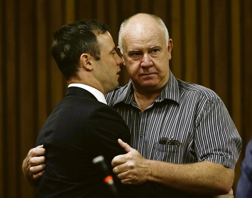 Oscar Pistorius en sy afrigter, Ampie Louw, in die hof. Foto: Themba Hadebe, AP