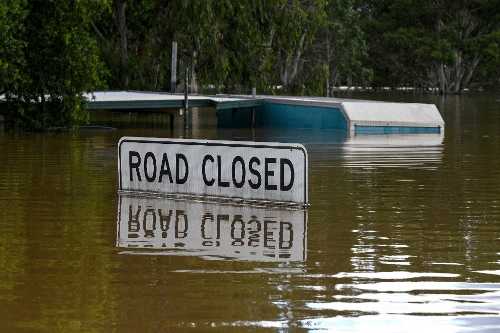 ‘Situasi darurat yang mengancam jiwa’: Ribuan orang diperintahkan untuk mengungsi dari Sydney karena banjir mengancam