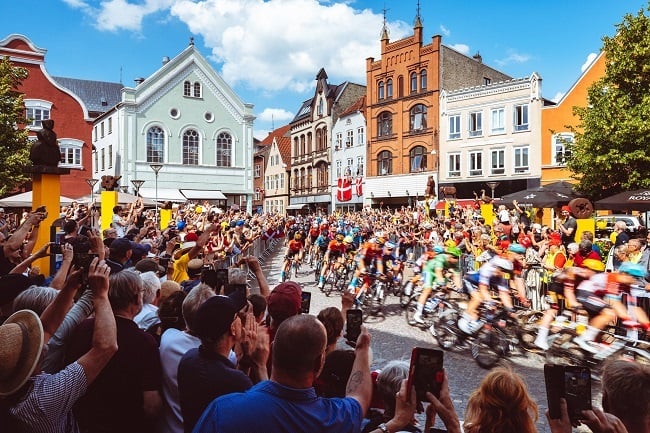 
The Tour de France has received immense crowd support and enthusiasm in Denmark. (Photo: A.S.O/Pauline Ballet, Charly Lopez, Jered & Ashley Gruber)

