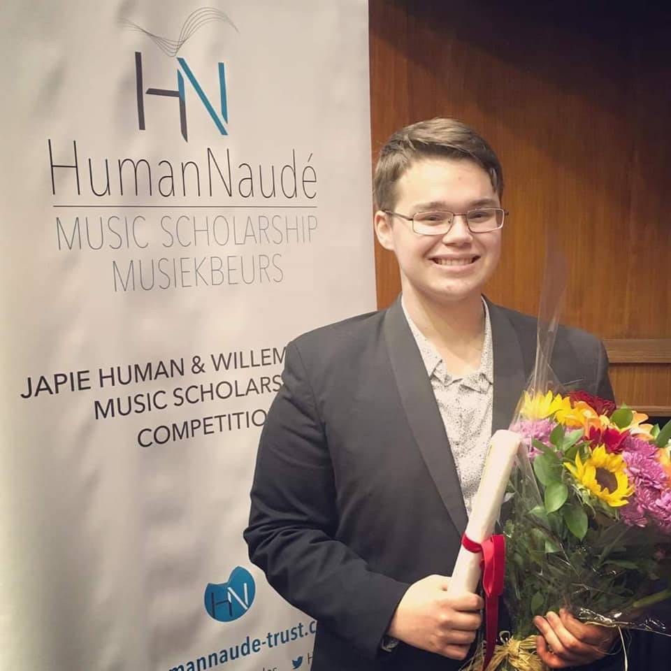 Die violis Pieter Joubert was die eerste wenner van die Human Naudé-musiekbeurs van R100 000. Foto: Argief