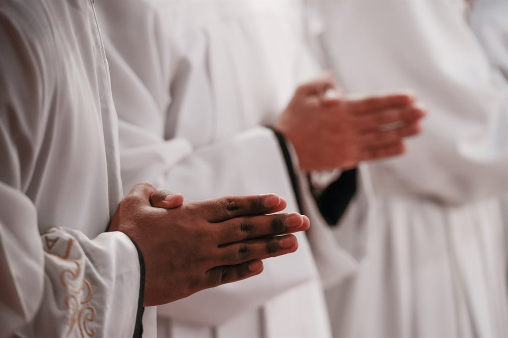 Jemaat ditangkap setelah diduga ditemukan telanjang di gereja bersama anak-anak
