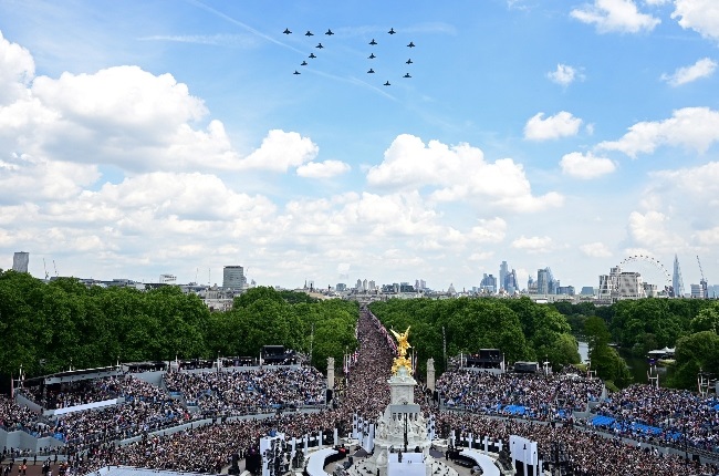 Typhoon fighter jets fly in formation to form the number 70 during the Trooping the Colour ceremony. (PHOTO: Gallo Images/Getty Images)