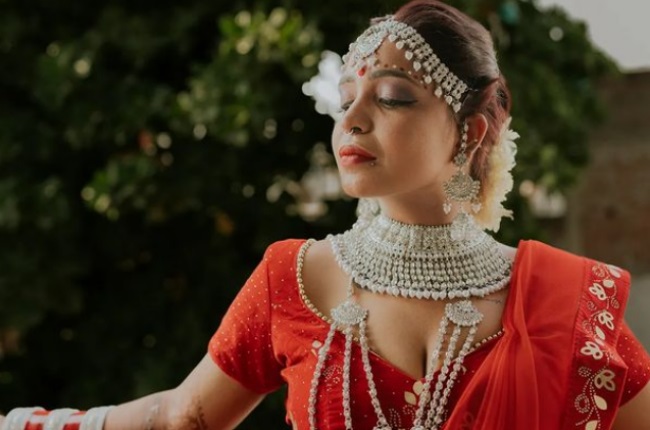 Kshama Bindu wearing a traditional sari on her wedding day. (PHOTO: Instagram/ @kshamachy)