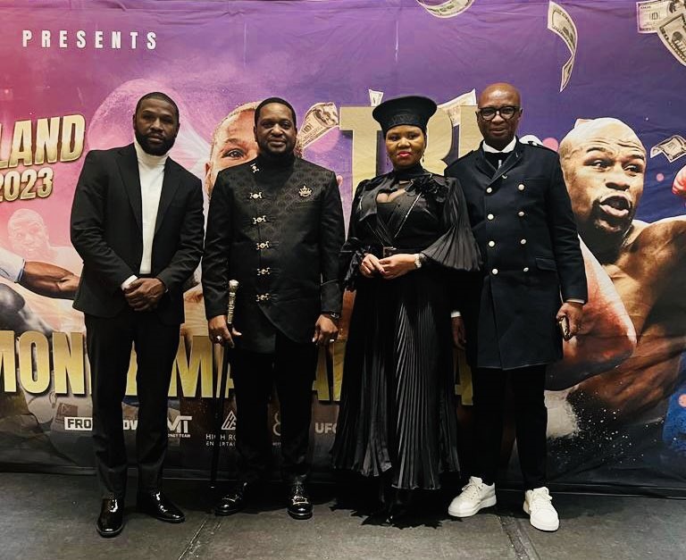 Boxing promoter and former professional boxer, Floyd Mayweather, King Misizulu kaZwelithini, Social Development Minister, Lindiwe Zulu and Sport, Arts and Culture Minster, Zizi Kodwa at the banquet. Photo from Twitter