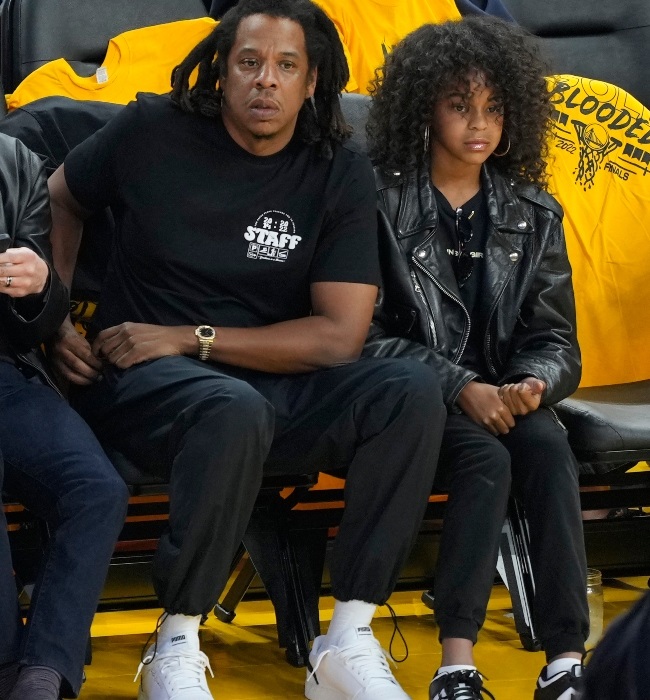 Look how she's grown! Beyonce´'s mini-me Blue Ivy joins dad Jay-Z at  basketball game