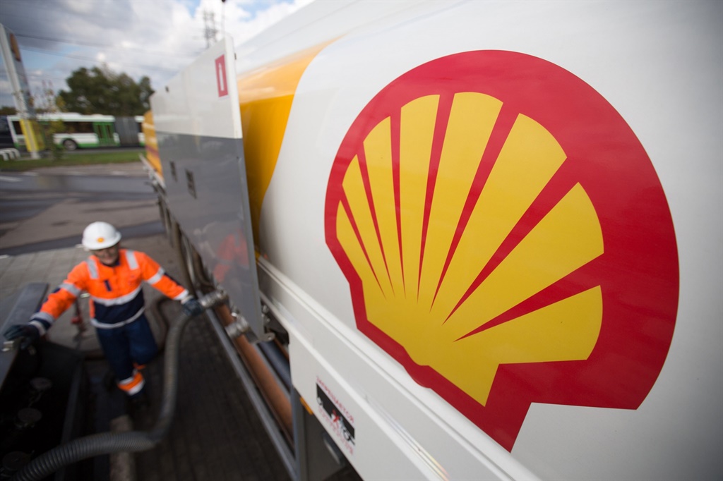 Shareholders have voted in support of moving Shell's headquarters to the UK.