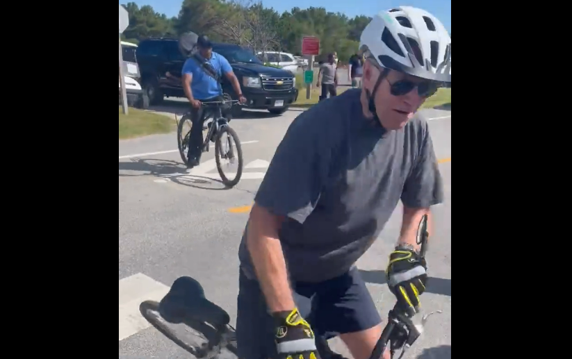 Fall off the bike. Байден на велосипеде. Байден падает с велосипеда. Велосипед Джо Байдена.