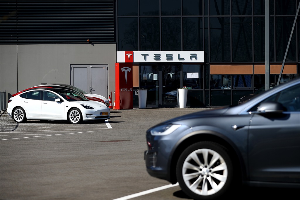 Jalan bergelombang di depan untuk Elon Musk saat Tesla menghadapi kehilangan mahkota pembuat mobil listrik terbesar di dunia