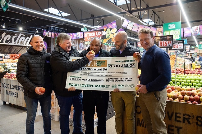 Van links is mnre. Vito Polera (Food Lover's Market), Conrad Fick (Tru-Cape), Andy du Plessis (FoodForward SA), Andrew Millson (Food Lover’s Market) en Roelf Pienaar (Tru-Cape). Foto: Verskaf