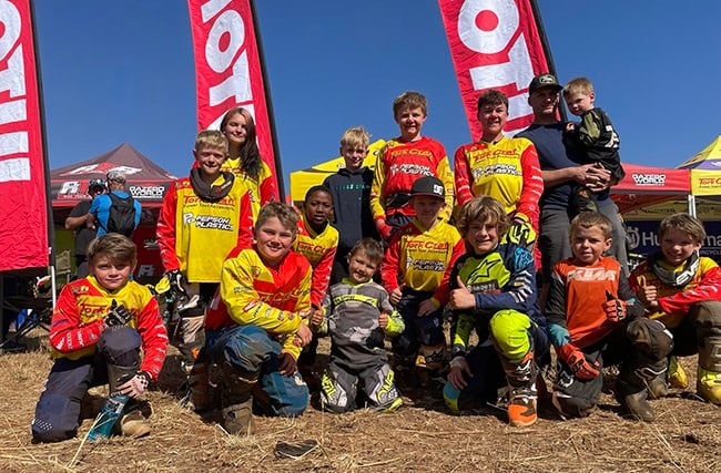 RTR Academy training session for the MX Inland Championships on 13 June 2022.
Front Row: Ulrich Sterley, Lourens Erasmus, Hanro Jacobs, Rayden Woolls, Tommy Whotherspoon, Cooper Harvey. [Middle:]
Hendrico Barwise, Qhamani Thu, Liam Sterley [Back:] Zoe Botha, Travis Wills, Ger-drie de Beer, Luan du Plessis, Dad Cam with youngest rider Cody Wills.