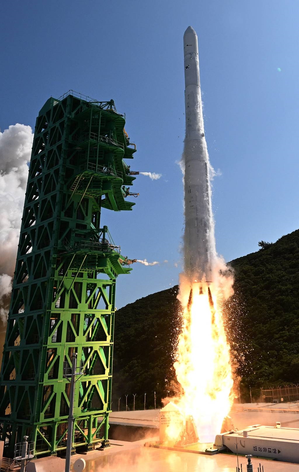 Güney Kore'nin yerli uzay roketi Nuri patladı