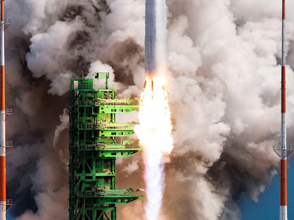 ‘Lompatan ke depan’ – Peluncuran roket luar angkasa Korea Selatan menempatkan satelit di orbit
