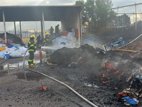 <strong>Fire extinguished outside Chris Hani Baragwanath Hospital</strong><br /><br />The Gauteng health department confirmed that a fire broke out at Chris Hani Baragwanath Academic Hospital in Soweto on Wednesday.<br /><br />Department spokesperson Kwara Kekana said the fire broke out in the open space near the Covid-19 tents.<br /><br />“Due to strong winds, the fire spread to the laundry site and damaged part of the linen awaiting [the] condemning (disposal) process.”<br /><br />Kekana said City of Joburg Fire services from Dobsonville and Jabulani arrived before the fire could spread to the usable linen area and the building.No casualties were reported.<br /><br /><em>-&nbsp;Iavan Pijoos</em>