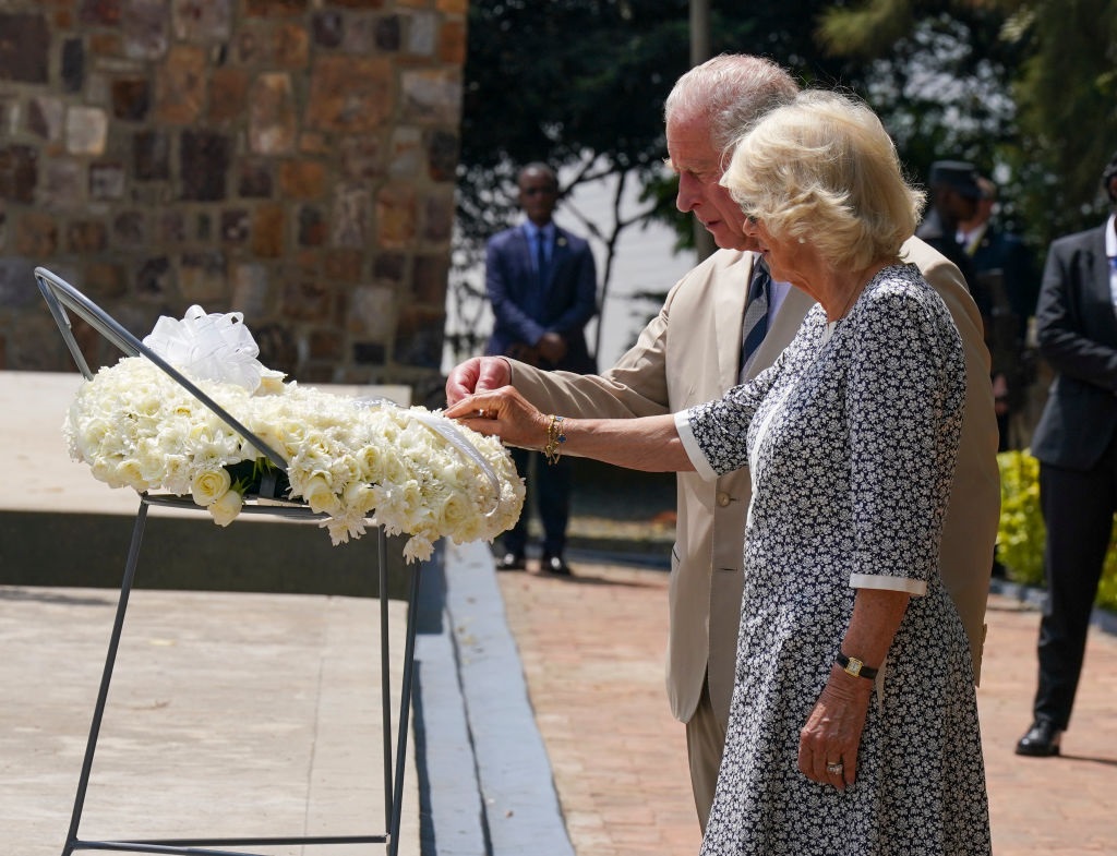 Pangeran Charles memberikan penghormatan kepada korban genosida di Rwanda
