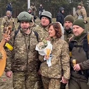 Ukrainian troops tie the knot amid ongoing war 