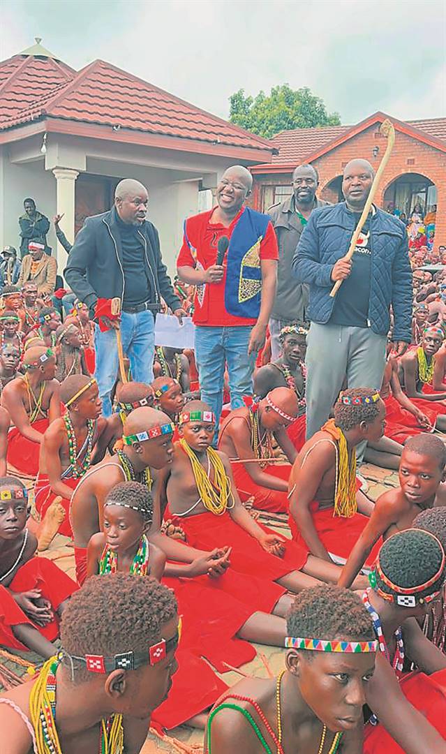 Hosi Given Bungeni (middle, front), flanked by Bungeni royal family members Mishack Mabunda,  Albert Mabunda and Ntiyiso Mabunda, encouraging the boys to show respect at all times.