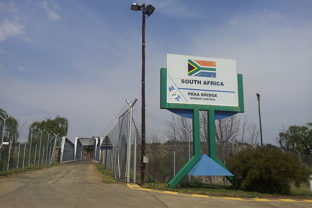 Pekabridge border post, between South Africa and Lesotho (Wikimedia Commons).