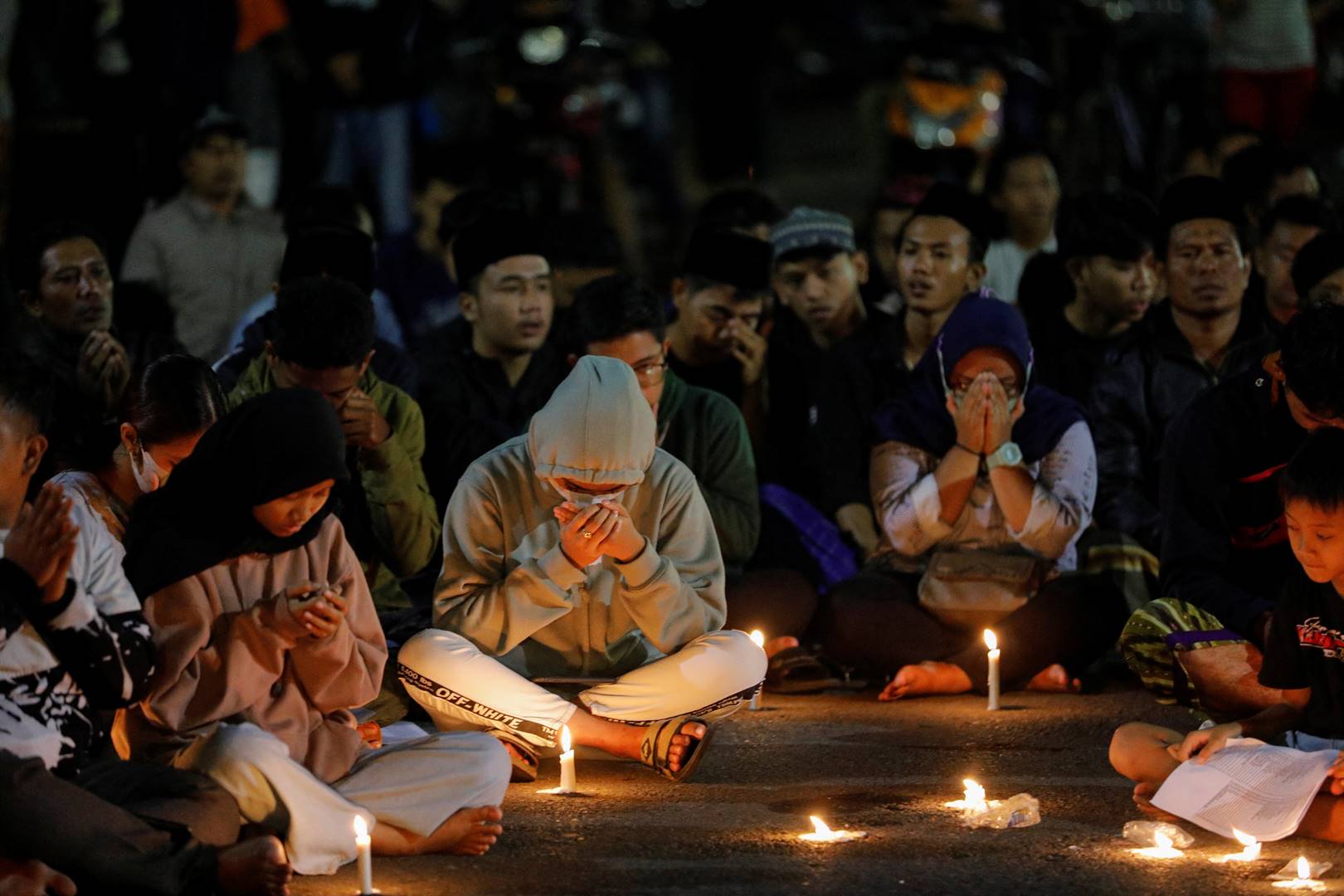 Minstens 125 mense, onder wie 17 kinders, is in Saterdag se tragedie by ’n sokkerstadion in Indonesië dood.  Foto: Reuters