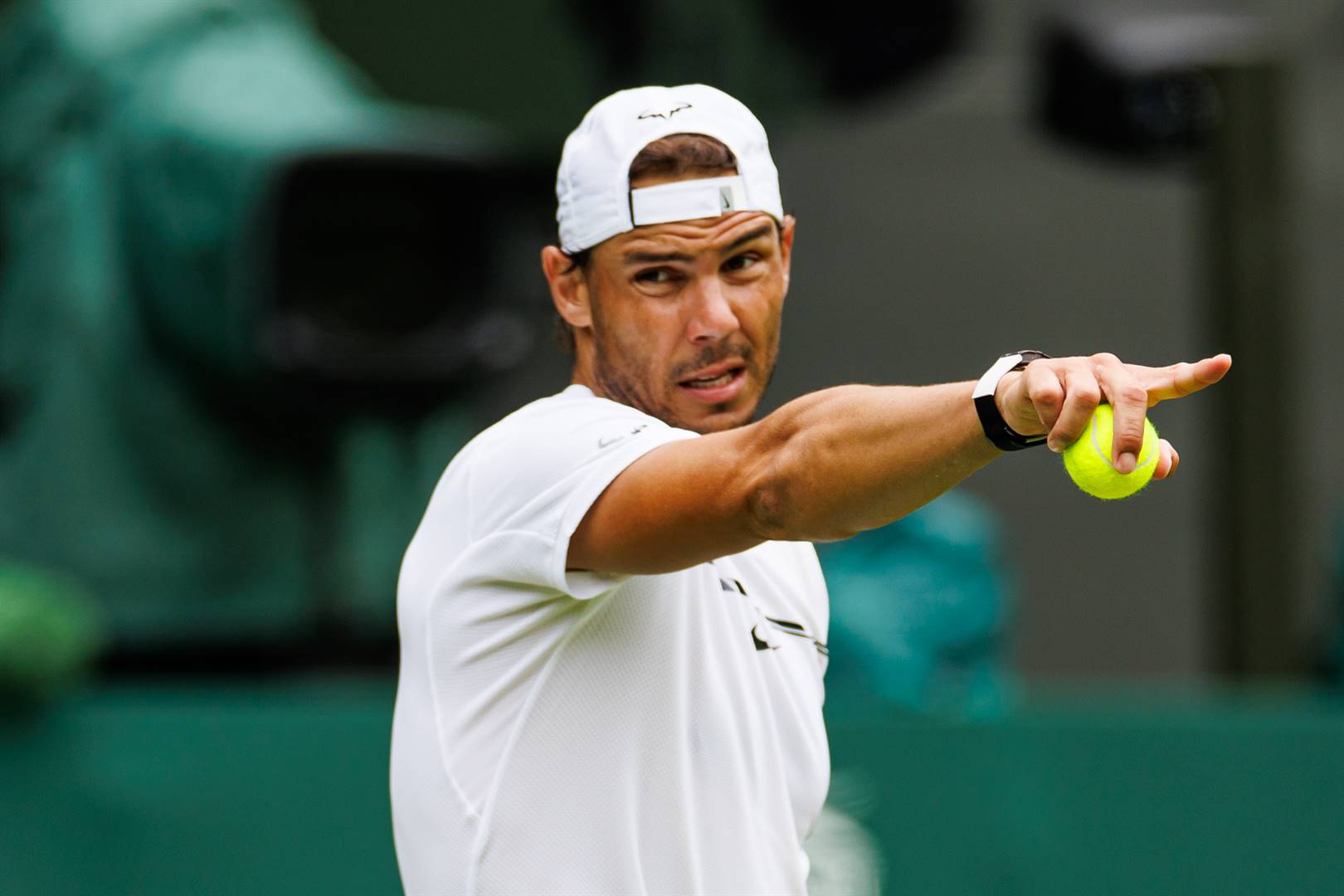 Rafael Nadal van Spanje oefen Donderdag op Wimbledon se hoofbaan.  Foto: Getty Images