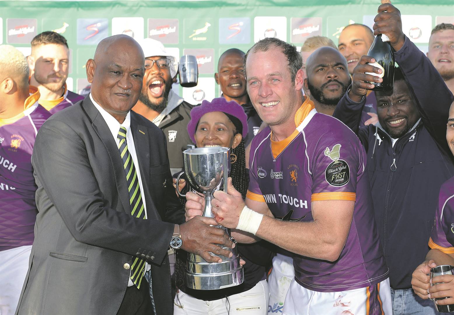 Die Griffons se kaptein, Duan Pretorius, ontvang die trofee van SA Rugby se Francois Davids nadat sy span die Eersteliga van die CB-reeks gewen het. Foto: Gallo Images