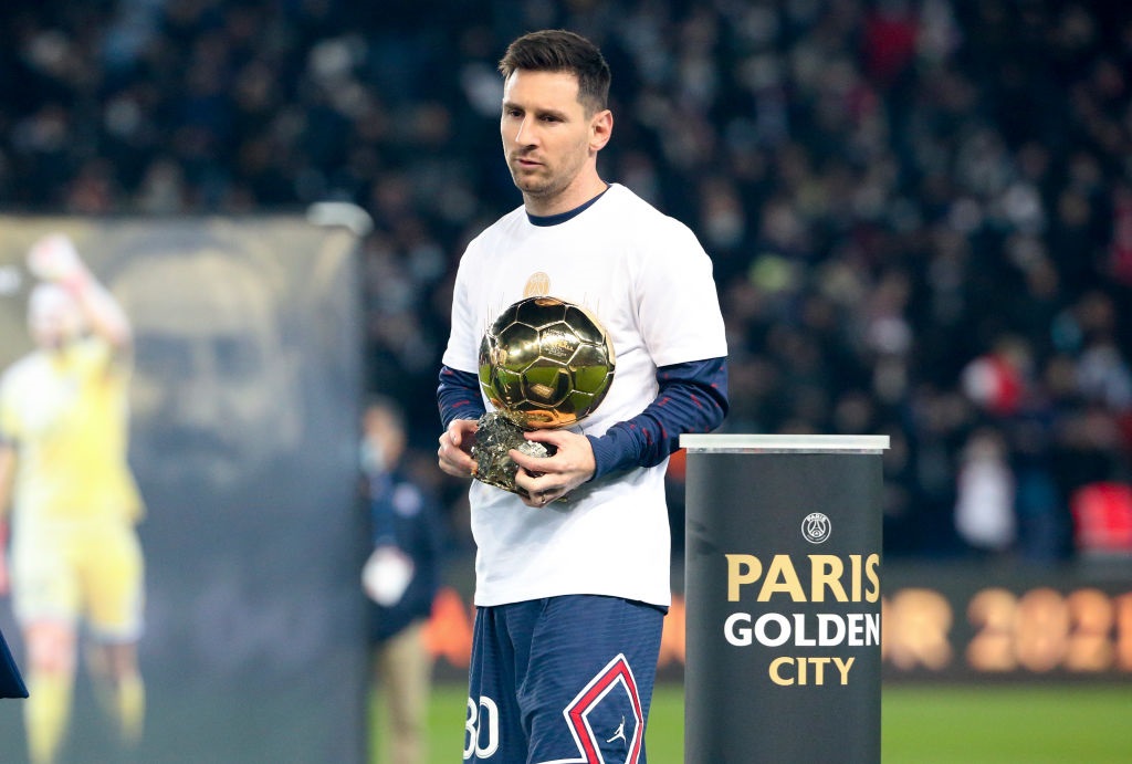 PARIS, FRANCE - DECEMBER 1: Lionel Messi of PSG holding his 7th Ballon dOr for worlds best player in 2021 is honored before the Ligue 1 Uber Eats match between Paris Saint-Germain (PSG) and OGC Nice (OGCN) at Parc des Princes stadium on December 1, 2021 in Paris, France. (Photo by John Berry/Getty Images)