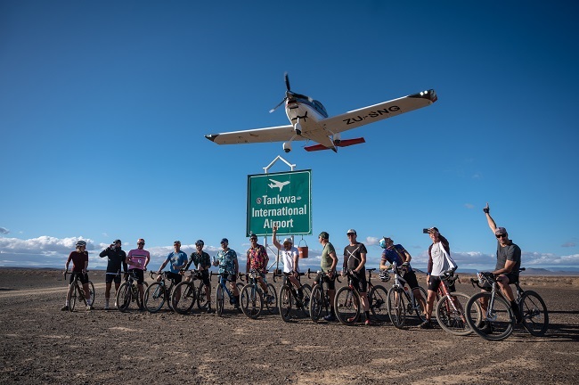 The Sling aircraft and bike crew, doing a flyby, at Tankwa international. (Photo: @retroyspective)