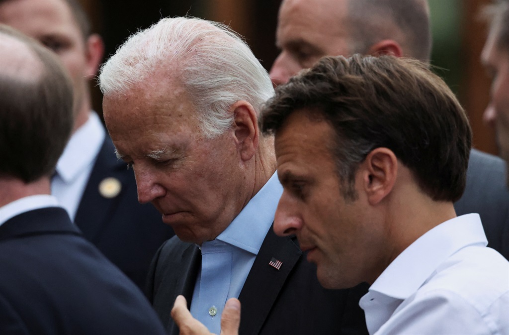 Pres. Joe Biden van Amerika (blou hemp) en pres. Emmanuel Macron van Frankryk Maandag op die G7-leiersberaad by die Schloss Elmau-kasteel, naby Garmisch-Partenkirchen, Duitsland. Foto: Reuters