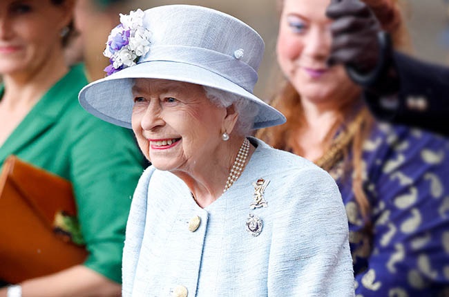 Ratu memberikan penghargaan tertinggi layanan kesehatan Inggris, memuji peluncuran vaksin Covid