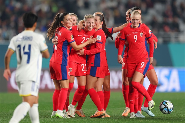 <p><strong><span style="text-decoration:underline;">RESULT</span></strong></p><p><strong>Norway 6-0 Philippines</strong></p><p>Norway sealed their spot in the last 16 with a 6-0 thrashing of Philippines on Saturday morning.</p><p>Sophia Haug had a day to remember after bagging the tournament's second hat-trick.</p><p>Caroline Graham Hansen, Guro Reiten and an own goal from Alica Barker helped the Norwegians over the line and sealed second spot in Group A</p>