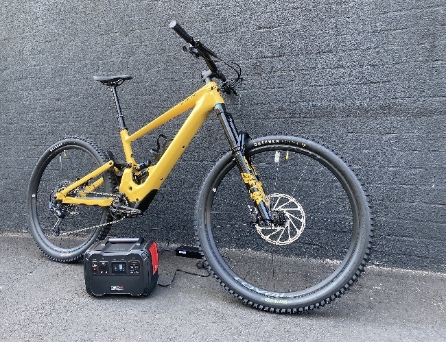 The Red-E 614Wh portable power pack is perfect for e-bike adventures. Or home device use. (Photo: Revolution Cycles). 
