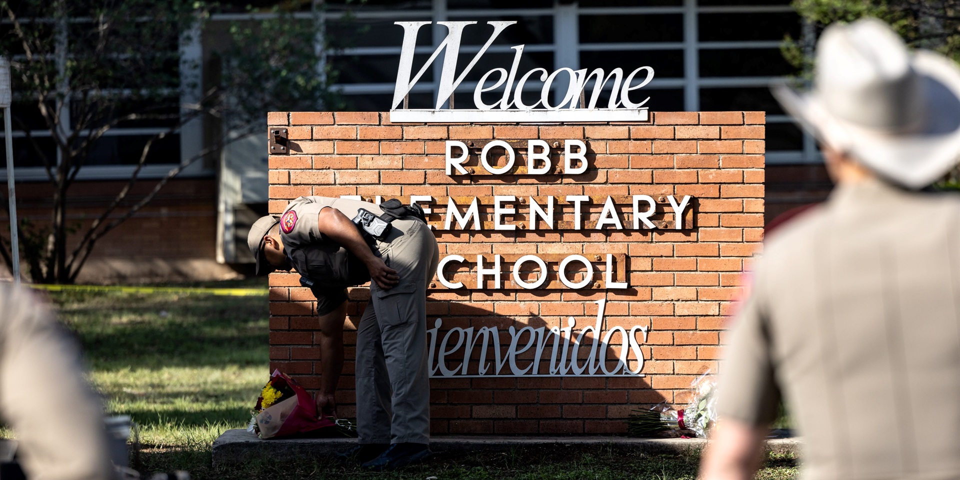 Bir Texas Eyalet Polisi, 25 Mayıs 2022'de Teksas, Uvalde'de dün 19'u çocuk 21 kişinin öldürüldüğü Robb İlköğretim Okulu'nda düzenlenen toplu silahlı saldırıda hayatını kaybedenler için çiçek aldı.  18 yaşındaki Salvador Ramos olarak tanımlanan saldırganın kolluk kuvvetleri tarafından öldürüldüğü bildirildi.  Ürdün Vonderhaar/Getty Images