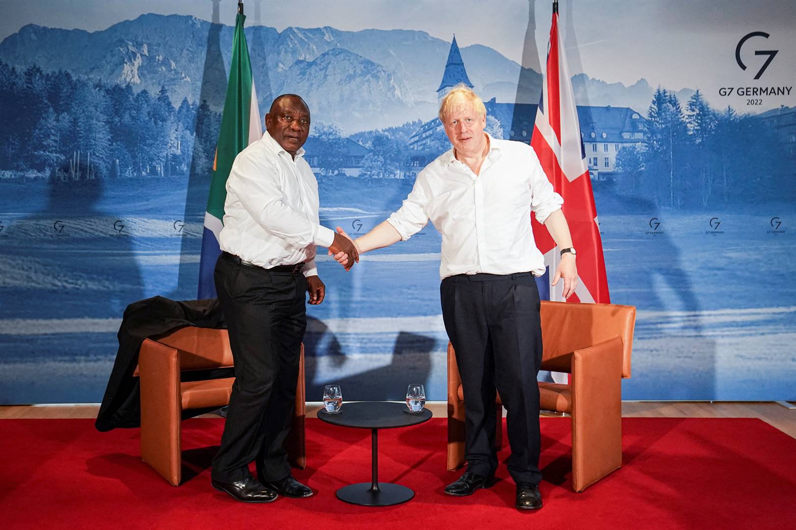 Pres. Cyril Ramaphosa skud blad met Boris Johnson, premier van Brittanje, op die G7-beraad in Duitsland.  Foto: Reuters