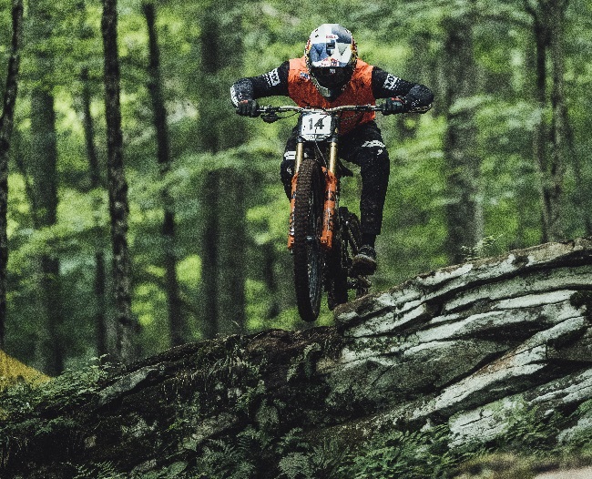 Aaron Gwin performs at UCI DH World Cup in Snowshoe. (Photo: Red Bull Content Pool)