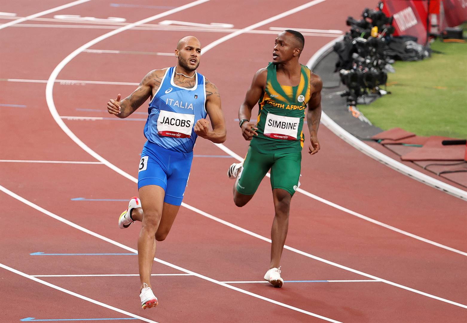 Die Italianer Lamont Marcell Jacobs (links) het verlede jaar die Olimpiese 100 m-titel gewen, terwyl Akani SImbine (regs) net ’n vierde plek kon behaal. Foto: Getty Images