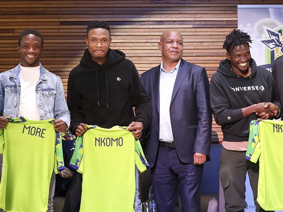 <p><strong>Marumo Gallants</strong> have unveiled three new signings for the 2022/23 DStv Premiership season.</p><p>The club introduced the players at their media launch on Wednesday, where new head coach Romain Folz and Chairman Abram Sello were in attendance, along with former Bafana Bafana and Leeds United captain Lucas Radebe.</p><p>In a brief statement on social media, Gallants confirmed the capture of defender <strong>Makgobola Nkomo</strong>, defensive midfielder <strong>Koketso More</strong> and left wing-back <strong>Lesiba NkuNkomo</strong>&nbsp;(26) who can play at both right-back and centre-back and joins from Polokwane City.</p>