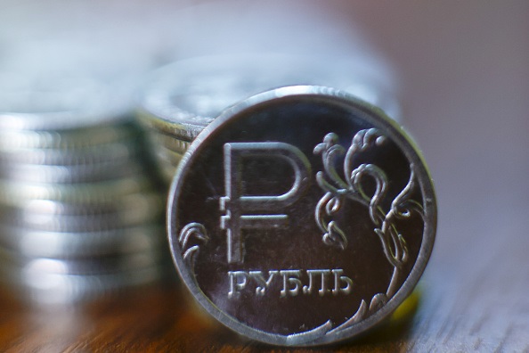 Rusia ingin melemahkan rubel melalui pembelian mata uang ‘bersahabat’
