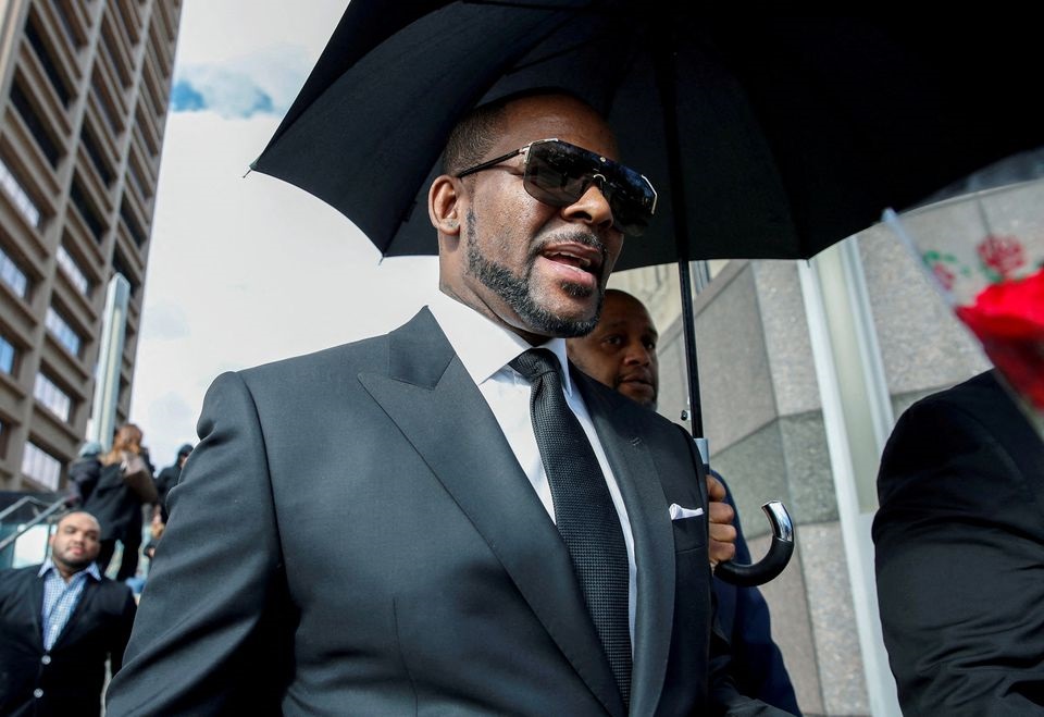 Grammy-winning R&B star R. Kelly leaves the Cook County courthouse after a hearing on multiple counts of criminal sexual abuse case, in Chicago, Illinois, U.S. March 22, 2019. REUTERS/Kamil Krzaczynski



