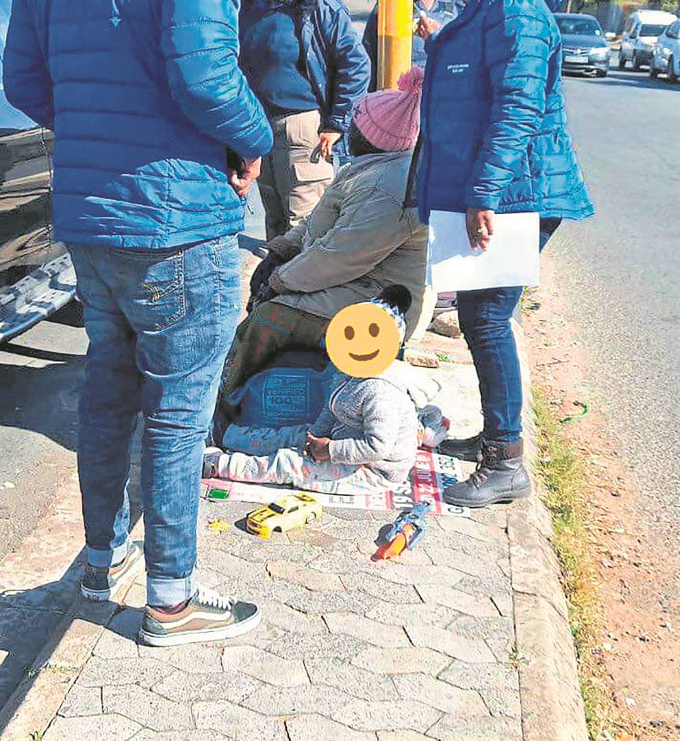 JMPD and the social development officers remove women and children begging for money at intersections around Joburg. 