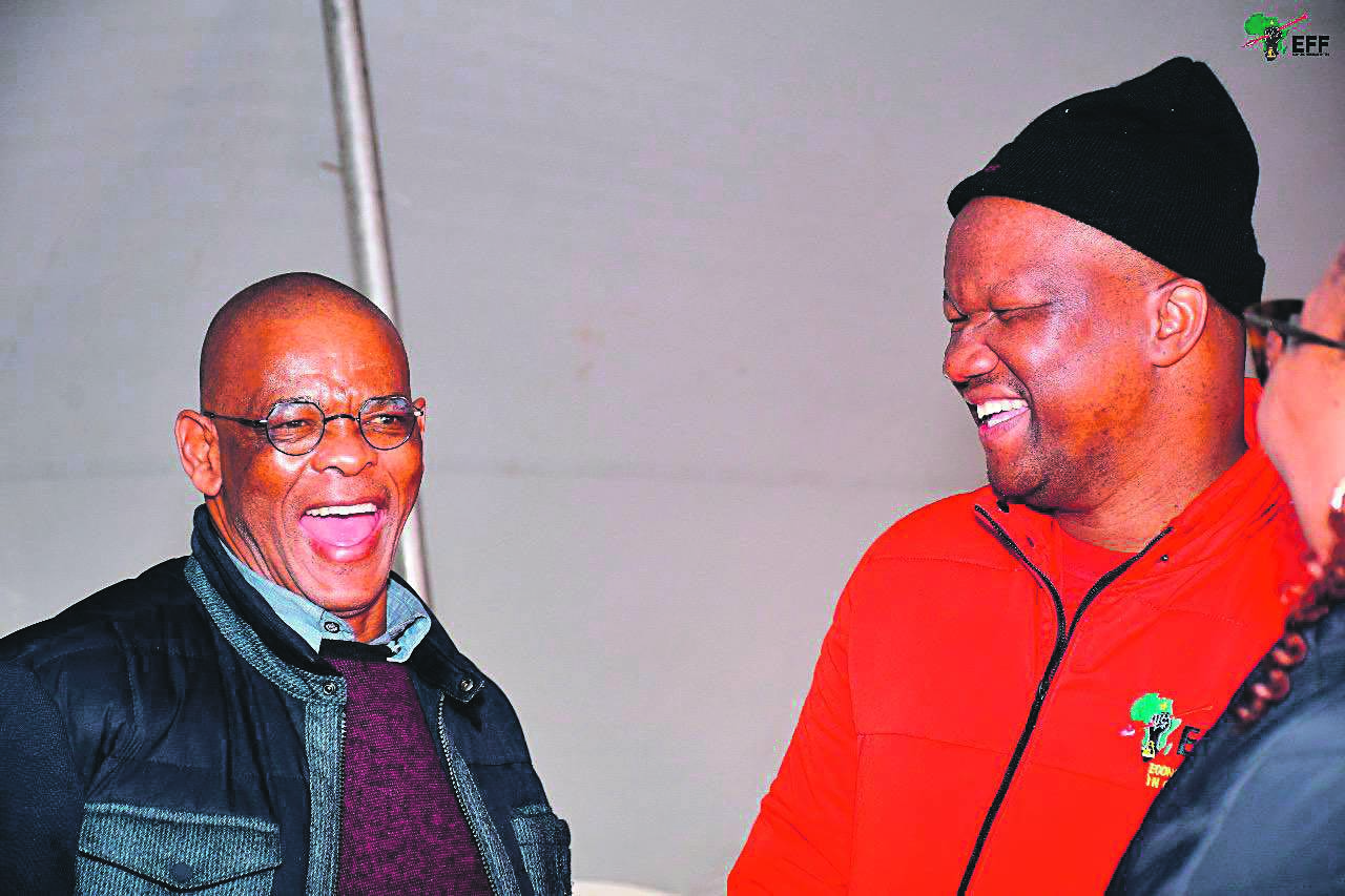 Ace Magashule, geskorste sekretaris-generaal van die ANC, Maandag by Marshall Dlamini, sekretaris-generaal van die EFF.           Foto: EFF
